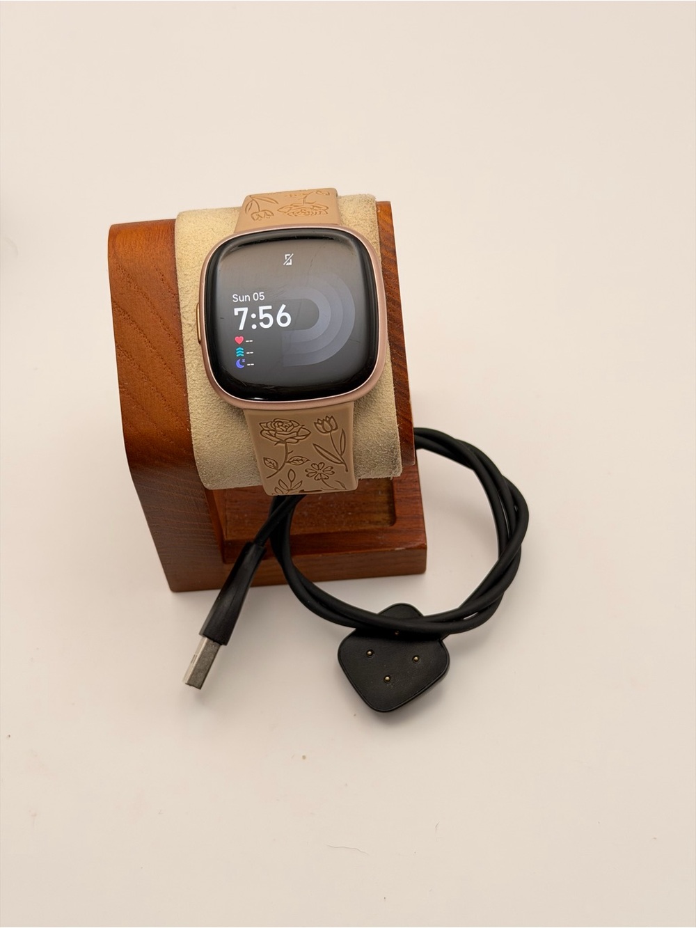 Fitbit Versa 4, Tested, Very Good, Rose Gold, Charger Included, Smartwatch